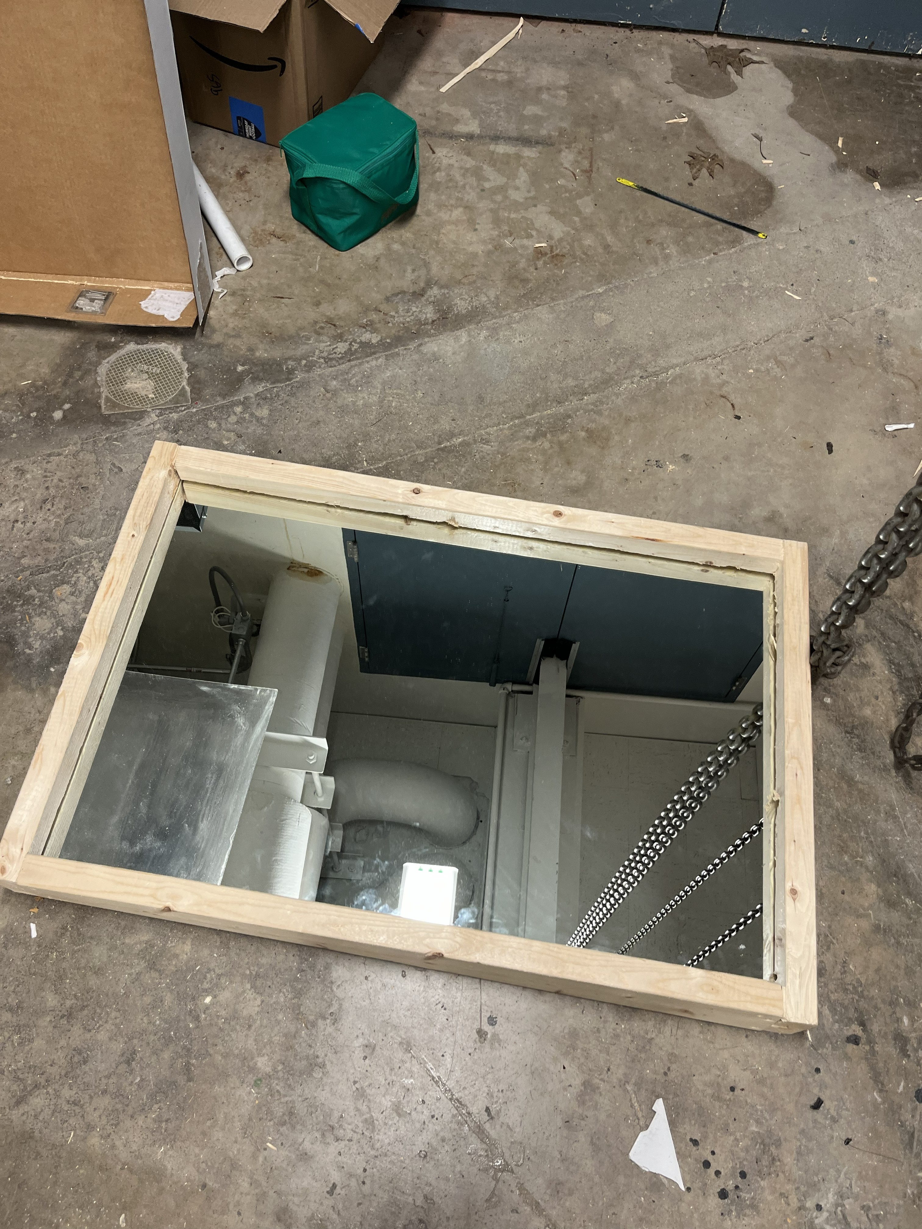 Construction of mirror pit illusion frame.